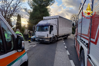 Civitanova Marche – Schianto tra camion e auto: due feriti incastrati nell’abitacolo